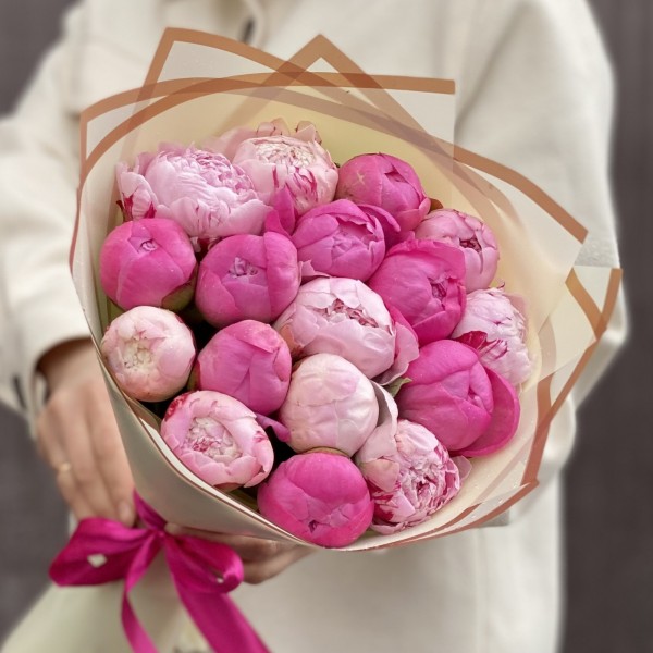 Розовый микс из 17 пионов